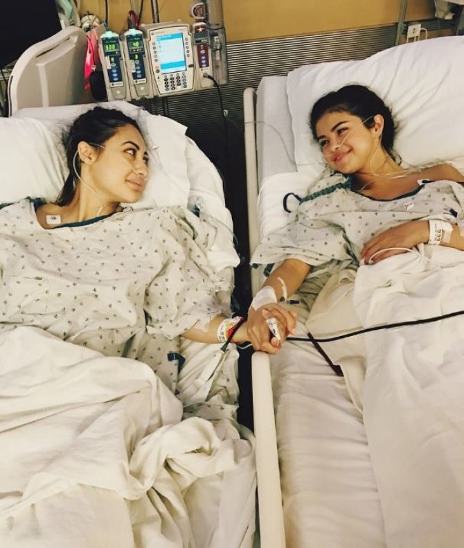 „Instagram“ nuotr./Selena Gomez su jai inkstą padovanojusia drauge Francia Raisa