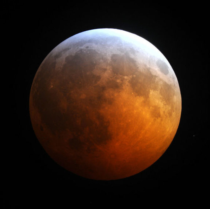 NASA nuotr./Nr.17. Per pilną užtemimą Mėnulis dažniausiai nusidažo tirštu raudonu atspalviu
