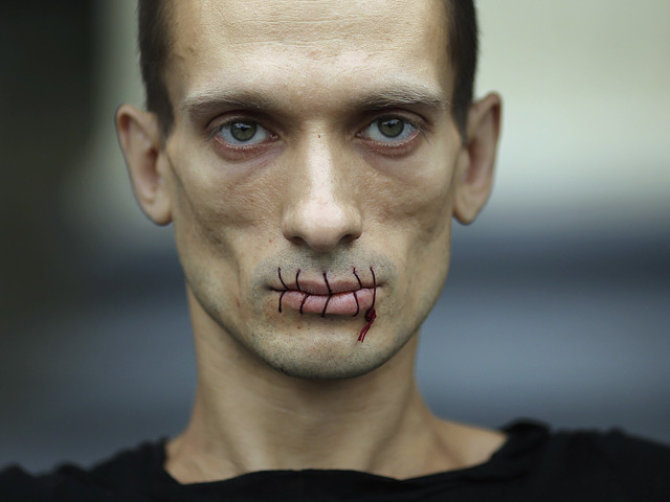 „Reuters“/„Scanpix“ nuotr./Dailininkas P.Pavlenskis rengia akcijas, kurių metu save žaloja.
