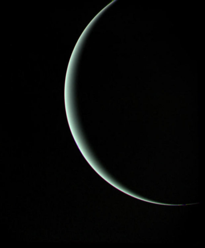 NASA/JPL nuotr./Taip Uranas atrodė pro "Voyager 2" fotobojektyvą - zondas pro planetą fotografavimo akimirką skriejo 965 tūkst. km atstumu (daugiau nei dvigubai didesnis už atstumą, skiriantį Žemę ir Mėnulį)