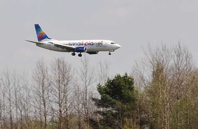 Andriaus Vaitkevičiaus / 15min nuotr./„Small Planet Airlines“ orlaivis leidžiasi Vilniaus oro uoste