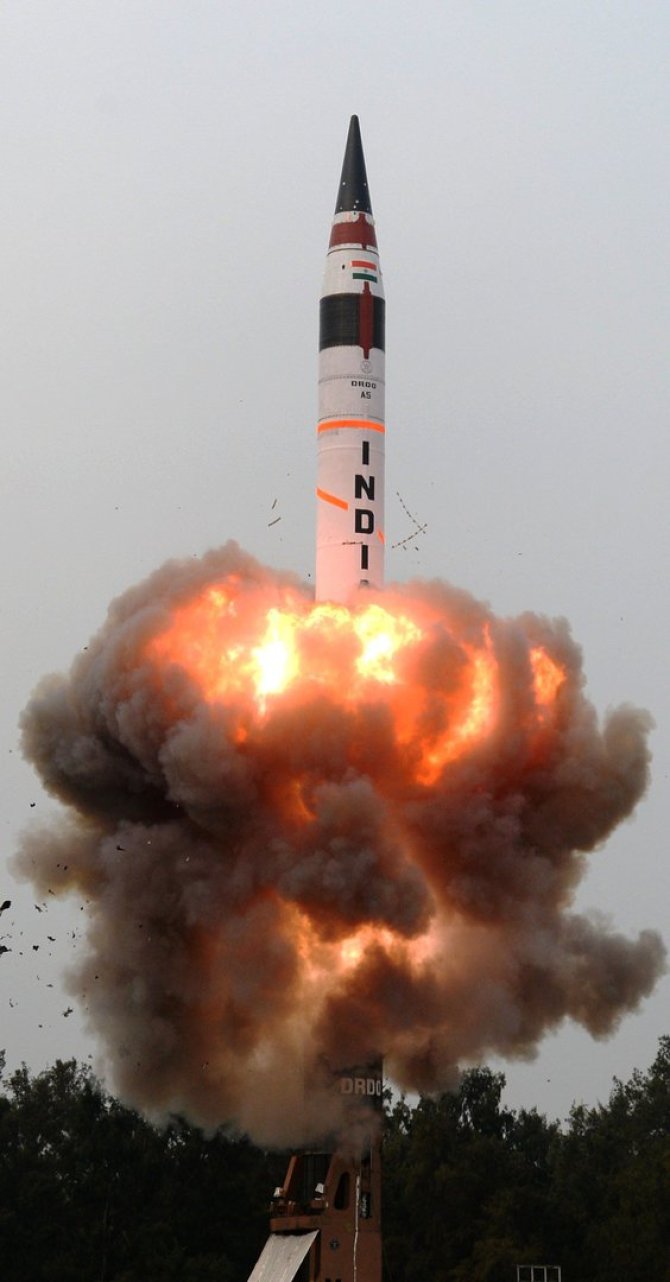 AFP/„Scanpix“ nuotr./Indijos raketa „Agni V“