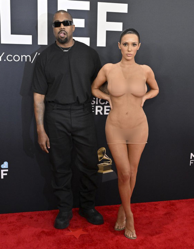Vida Press nuotr./Kanye Westas su žmona Bianca Censori ant „Grammy“ raudonojo kilimo