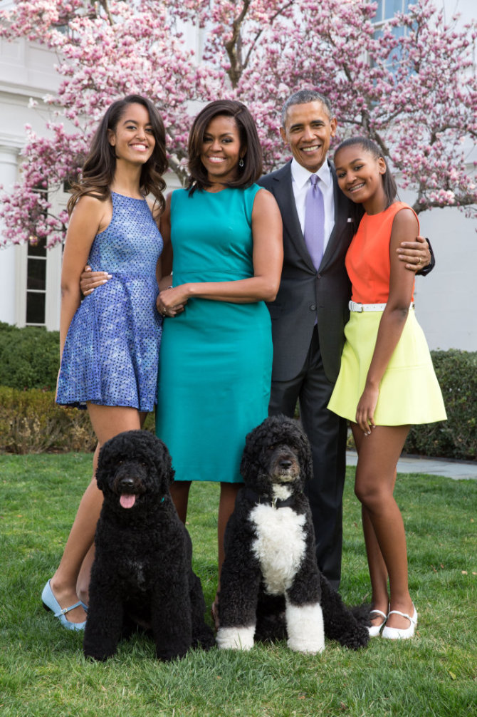 „Scanpix“/„Sipa USA“ nuotr./Barackas Obama su žmona Michelle Obama, dukromis Malia ir Sasha bei augintiniais