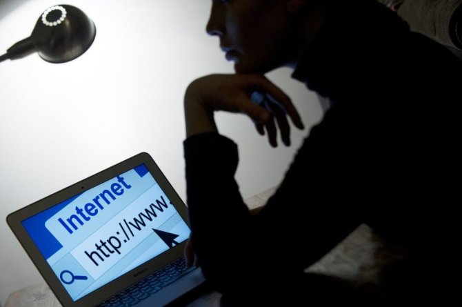 AFP/„Scanpix“ nuotr./Moteris naudojasi kompiuteriu
