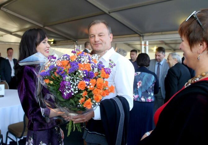 Koncerno „Vikonda“ nuotr./Ši nuotrauka su Jolantai Uspaskich teikiamomis gėlėmis gali brangiai kainuoti laikinajam Kauno apskrities VMI vadovui Gintautui Muznikui