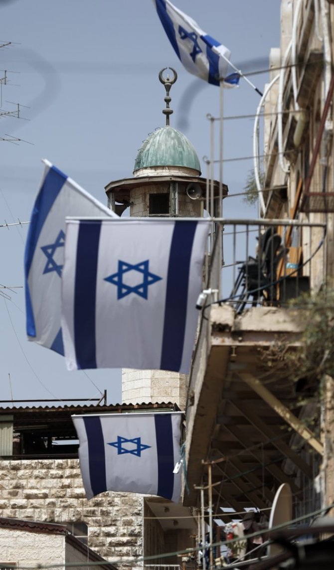 AFP/„Scanpix“ nuotr./Izraelio vėliavos Jeruzalės senamiestyje