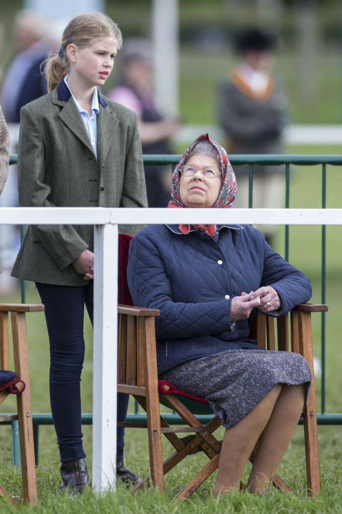 Vida Press nuotr./Ledi Louise Windsor ir karalienė Elizabeth II