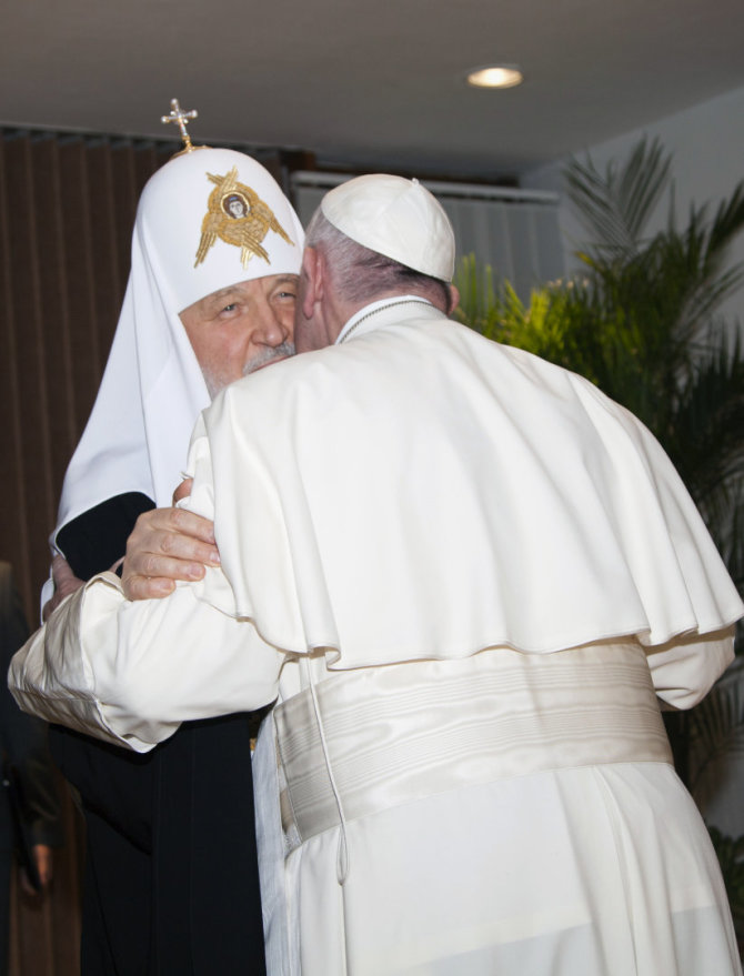 „Scanpix“/AP nuotr./Popiežius Pranciškus ir Rusijos Ortodoksų Bažnyčios patriarchas Kirilas