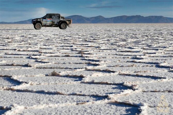 Komandos nuotr./Dakaras 2014: B.Vanago bolidas „Toyota Hilux” - didžiausioje pasaulio druskos plynėje Salar de Ujuni, Bolivijoje.