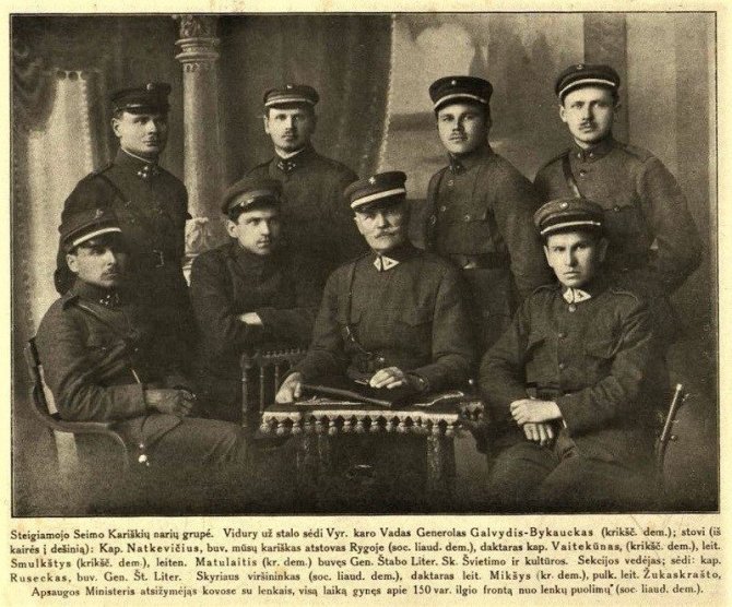 Atspindžiai, 1920, Nr. 1, p. 2./Steigiamojo Seimo nariai kariškiai, atstovavę įvairioms parlamentinėms frakcijoms A.Matulaitis stovi trečias iš kairės