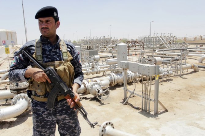 „Reuters“/„Scanpix“ nuotr./Naftos policijos pareigūnas saugo Zubairo telkinį Basroje