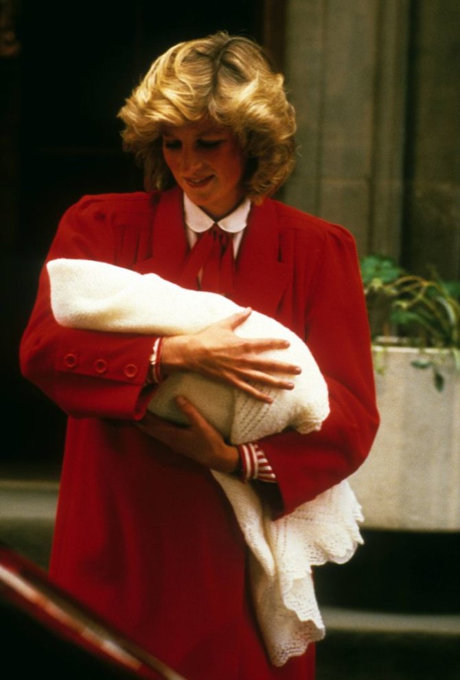 Vida Press nuotr./Princesė Diana su naujagimiu sūnumi Harry (1984 m.)