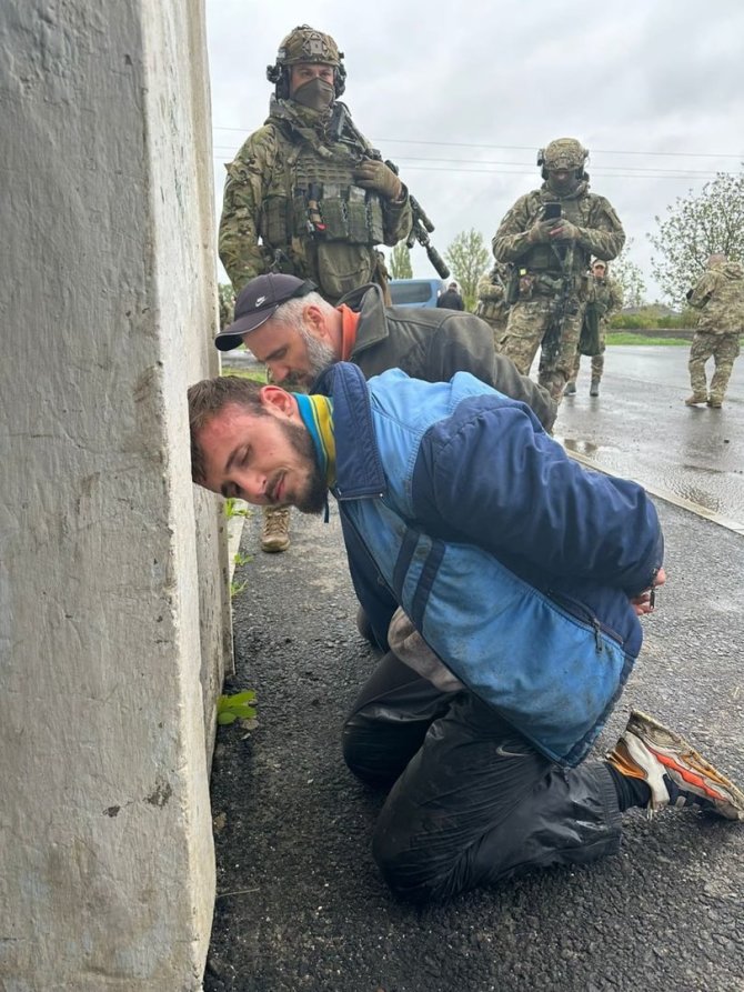 Ukrainos nacionalinė policija/Ukrainoje sulaikyti įtariamieji policininko nužudymu 