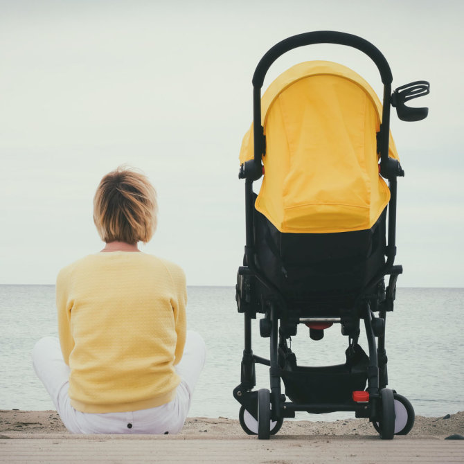 Vida Press nuotr./Moteris ir kūdikio vežimėlis