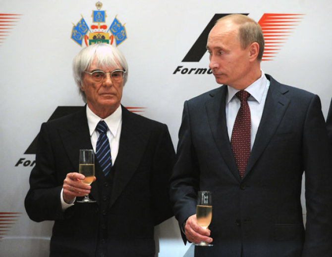 AFP/„Scanpix“ nuotr./B.Ecclestone'as ir V.Putinas pasirašė sutartį dėl F1 lenktynių Rusijoje