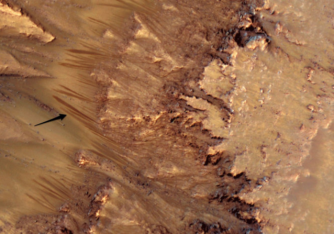 NASA nuotr./NASA mokslininkai nežino, kaip vagelės Marso paviršiuje galėjo atsirasti be skysto vandens