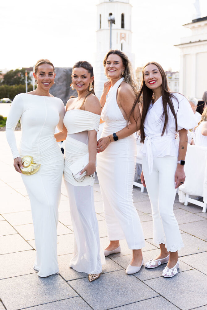 Roberto Riabovo / BNS nuotr./Vienuoliktoji baltoji vakarienė „Le Diner en Blanc“ Vilniuje