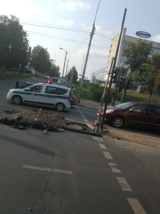 Kur stovi policija Kaune grupės nuotr./Avarija Savanorių pr. ir Mituvos g. sankirtoje