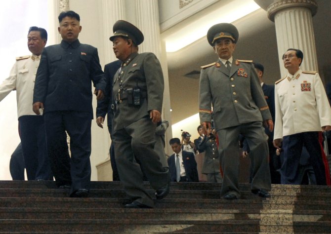 „Scanpix“/AP nuotr./Kim Jong Unas su generolais