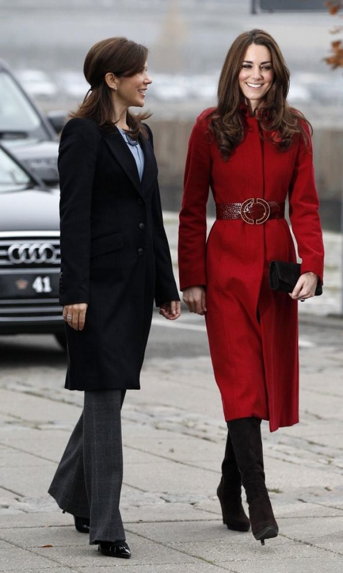 „Reuters“/„Scanpix“ nuotr./Danijos princesė Mary ir Kembridžo hercogiene Catherine (dešinėje)