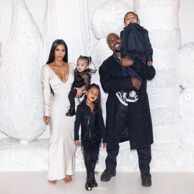 „Instagram“ nuotr./Kim Kardashian ir Kanye Westas su vaikais Chicago, North ir Saintu