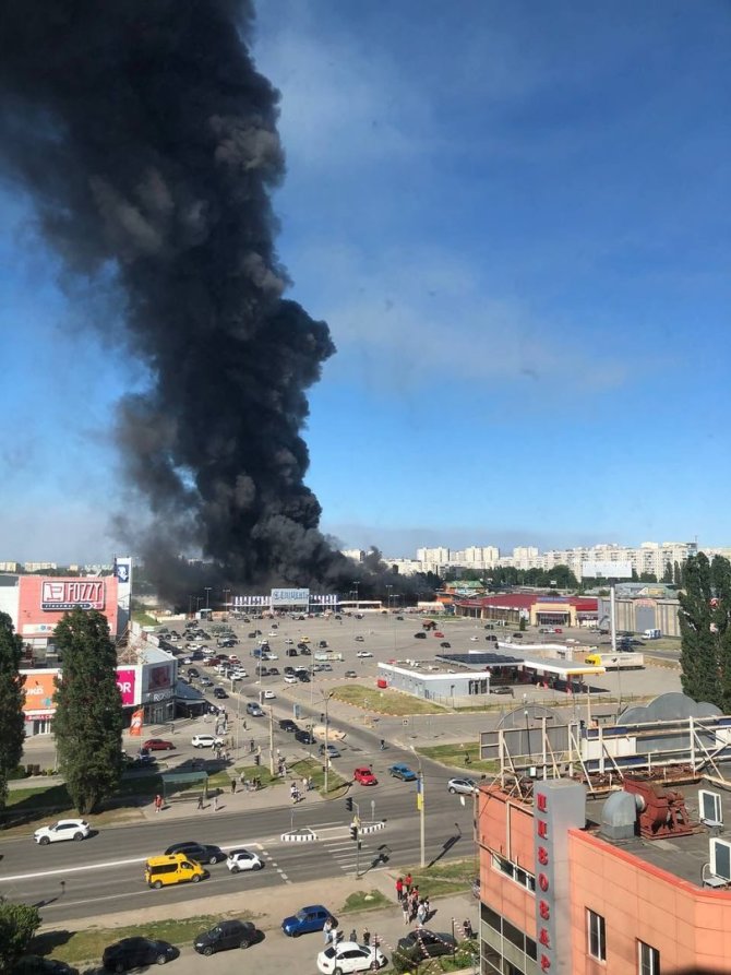 t.me/uniannet nuotr./Charkive rusai aviacinėmis bombomis atakavo prekybos centrą.