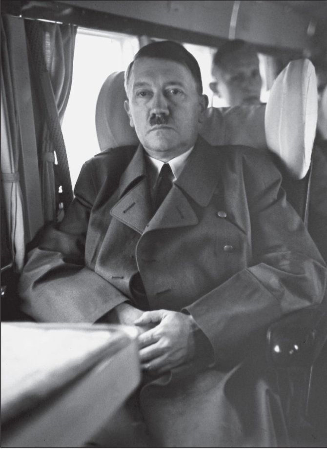 Vida Press nuotr./Adolfas Hitleris lėktuve, skrendančiame į Berghofą 1943 birželį