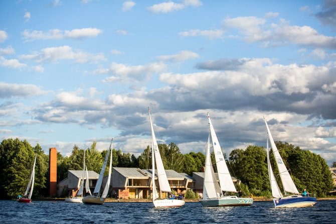 Josvydo Elinsko / 15min nuotr./Trakuose startavo trečioji 24 valandų regata: bures pakėlė 8 buriutojų įgulos