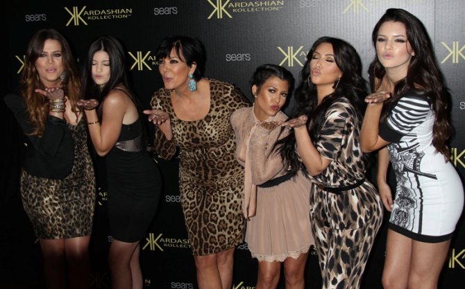 „Scanpix“ nuotr./Iš kairės: Khloe Kardashian, Kylie Jenner, Kris Jenner, Kourtney Kardashian, Kim Kardashian ir Kendall Jenner 