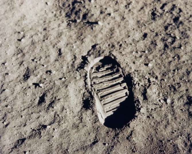 AFP/„Scanpix“ nuotr./Pirmieji NASA astronautų žingsniai Mėnulyje