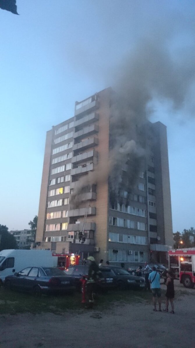 15min.lt skaitytojo nuotr./Gaisras Žirmūnų gatvės 147-ajame name