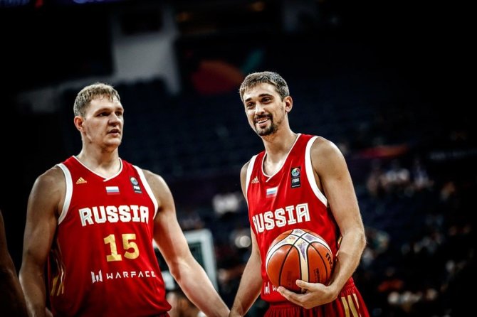 FIBA nuotr./Timofejus Mozgovas ir Aleksejus Švedas