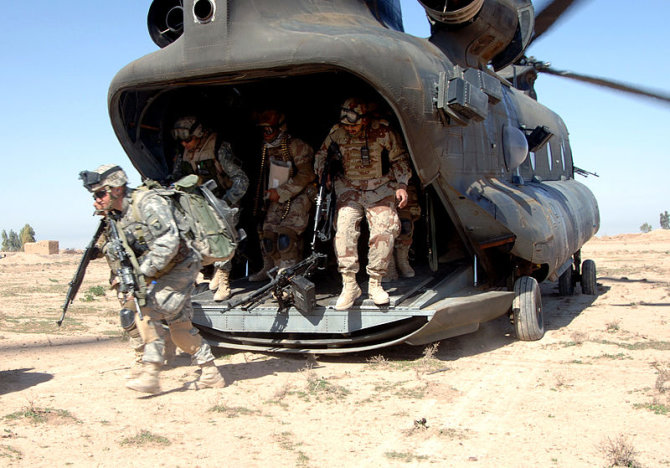 en.wikipedia.org/JAV kariškių nuotr./JAV kariai Irake lipa iš sraigtasparnio