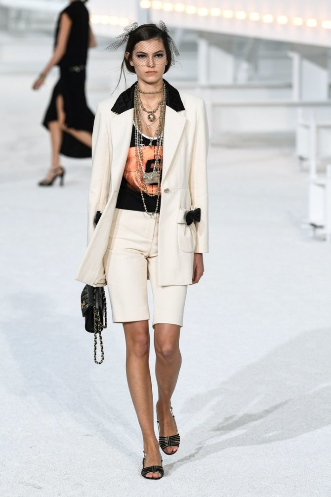 „Scanpix“/„SIPA“ nuotr./„Chanel“ 2021 m. pavasario ir vasaros kolekcijos modelis