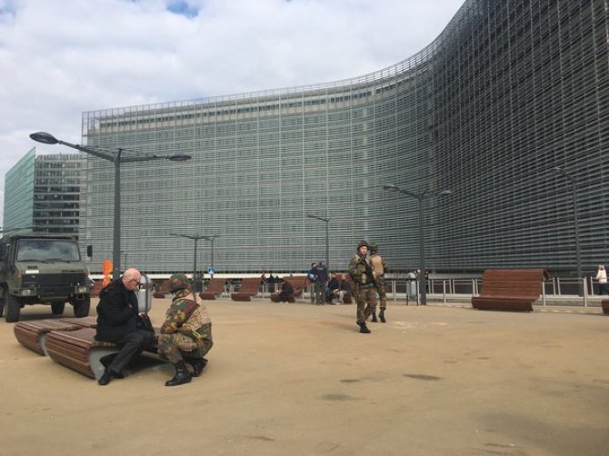 „Twitter“ nuotr./Karinis transportas prie Europos Komisijos pastato Briuselyje