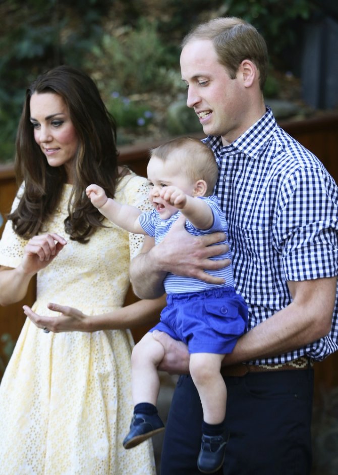 „Reuters“/„Scanpix“ nuotr./Princas Williamas ir Kembridžo hercogienė Catherine su sūnumi George'u 2014-ųjų balandį