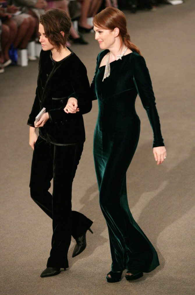 Vida Press nuotr./Aktorės Kristen Stewart ir Julainne Moore žengia prie lošimo stalo „Chanel“ aukštosios mados pristatyme