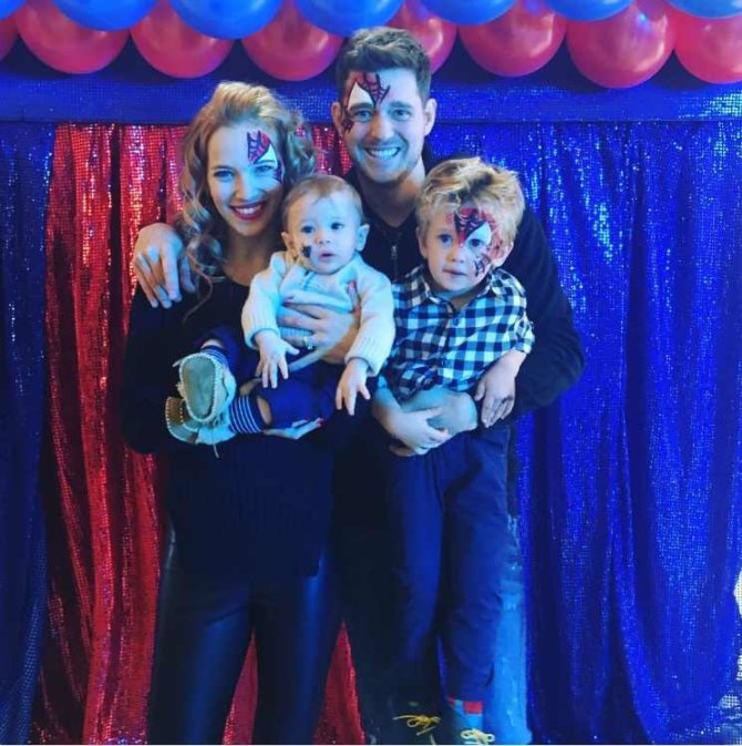 „Instagram“ nuotr./Michaelas Buble ir Luisana Lopilato su sūnumis Noah ir Elias
