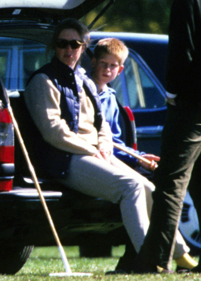 Vida Press nuotr./Princas Harry su karališkajai šeimai dirbusia aukle Tiggy Pettifer 1998-aisiais