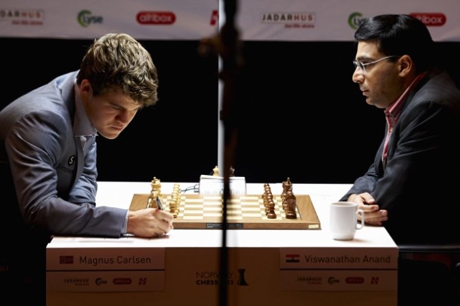 Magnusas Carlsenas ir Viswanathanas Anandas