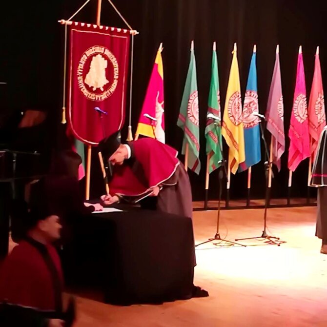 Asmeninio albumo nuotr./Diplomo teikimas Martynui Kavaliauskui