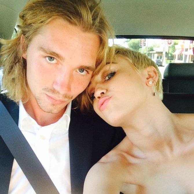 „Instagram“ nuotr./Miley Cyrus su buvusiu benamiu Jesse'iu