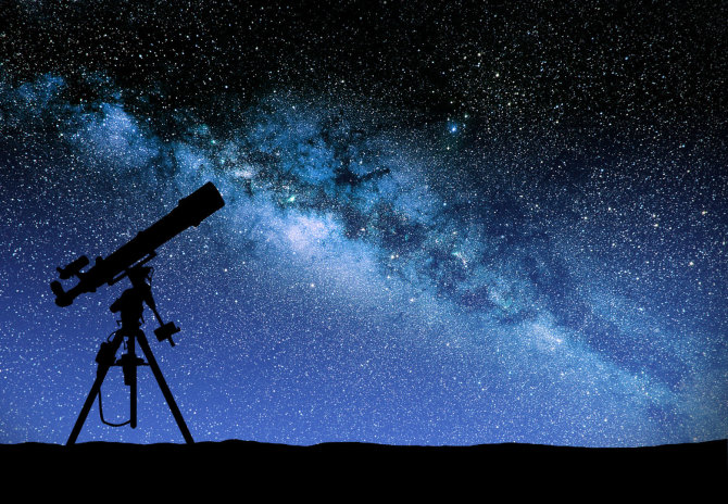 123RF.com nuotr./Teleskopas ir žvaigždėtas dangus
