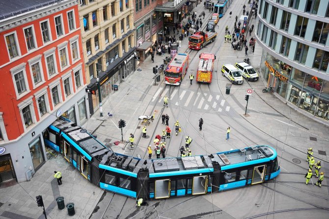 AFP/„Scanpix“ nuotr./Tramvajus įlėkė į „Apple“ parduotuvę Osle