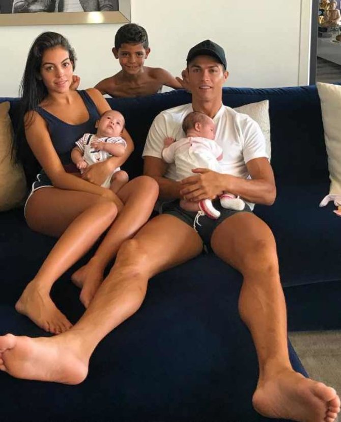 „Instagram“ nuotr./Cristiano Ronaldo su nėščia drauge Georgina Rodriguez, sūnumi Cristiano jaunesniuoju ir dvynukais Eva ir Mateo