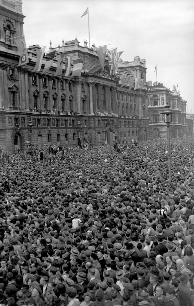 „Scanpix“/„PA Wire“/„Press Association Images“ nuotr./Pergalės dienos šventimas Londone 1945 m. gegužės 8 d. 