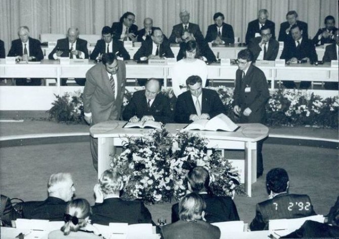„Twitter“ nuotr./Prieš 25 metus pasirašyta ES Mastrichto sutartis