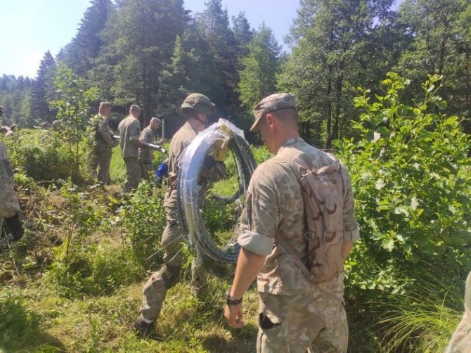 kam.lt/Kariuomenė pasienyje su Baltarusija pradėjo tiesti spygliuotos vielos užtvarą