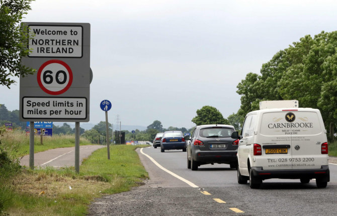 AFP/„Scanpix“ nuotr./Siena tarp Airijos ir Šiaurės Airijos